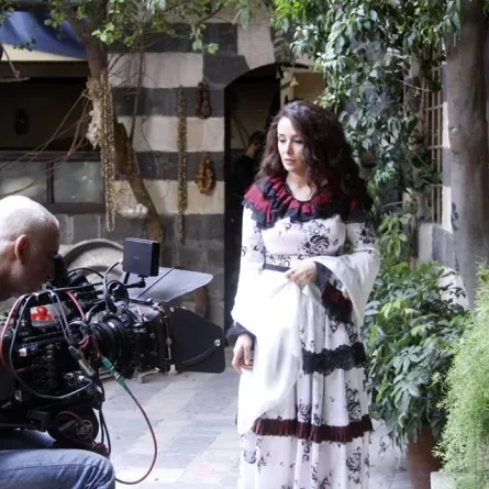 ما علاقة "الإبتسامة الهوليودية" بإنتقاد "باب الحارة"؟