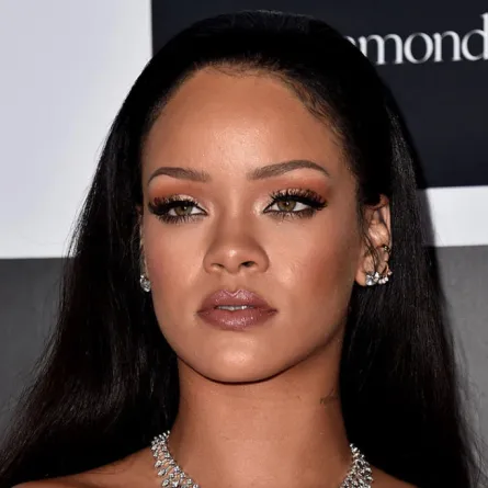 ريهانا تتعرض لهجوم عنيف بالسكين.. من الفاعل؟