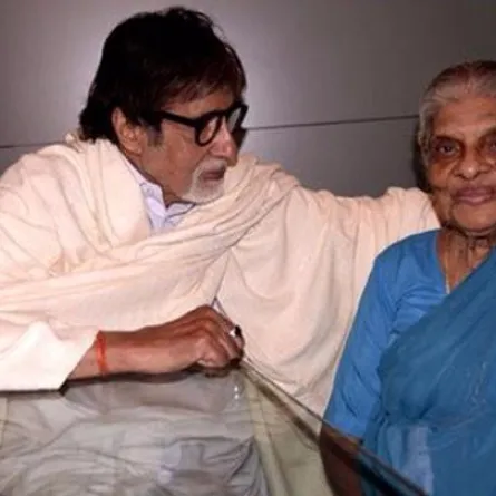 بالصور: أكبر معجبات أميتاب باتشان تبلغ 103 أعوام