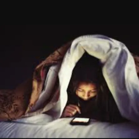 دراسة: 25% من الفتيات يستيقظن لتفقد هواتفهن النقالة