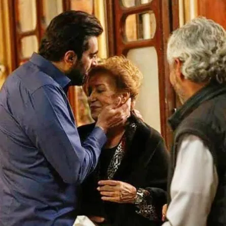 ماذا قال باسم ياخور عن صورته وهو يقبل رأس منى واصف؟