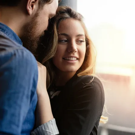 أحبه رغم فارق السن.. فهل من أمل لنا؟