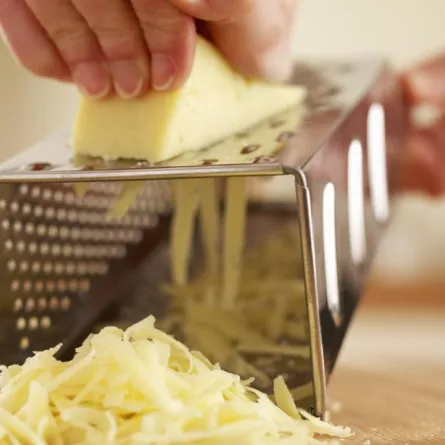 4 طرق لتنظيف مبشرة الجبن