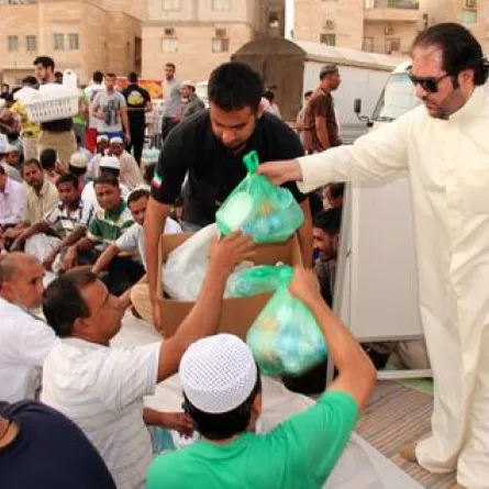 الكويتيون يتسابقون لعمل الخير في شهر رمضان المبارك