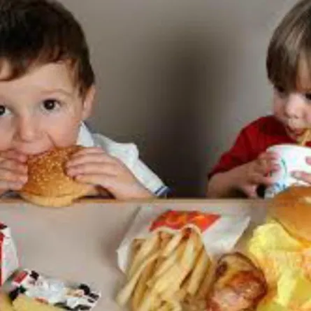 دراسة: الأطعمة الدهنية تغير دماغ الطفل فـيبحث عن الأغذية السيئة