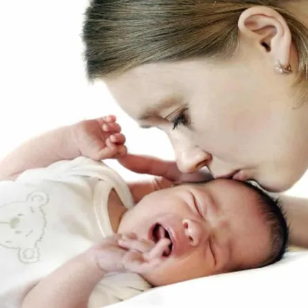 بكاء الطفل المتواصل لا يتعلق بكفاءة الأم