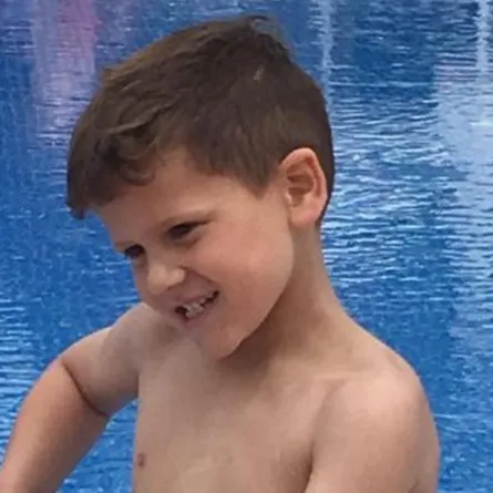 طفل بلا ساقين يقطع حمَّام سباحة بالكامل