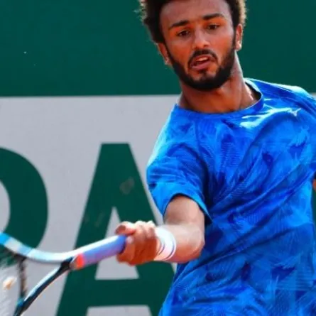 بالفيديو.. "قبلة" تحرم لاعب كرة المضرب من بطولة فرنسا!