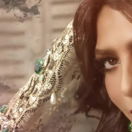 أحلام تستحضر أصالة بدعائها في مكة المكرمة