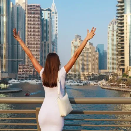 تفاصيل مترفة في دبي.. وسيارة الشرطة "بوجاتي فايرون" من بينها