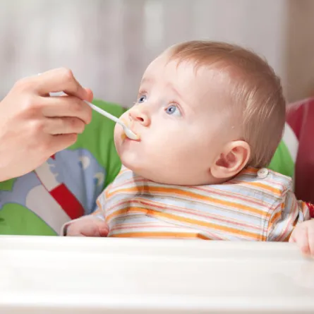 تغذية الطَّفل بـ"الملعقة" تعرِّضه للسُّمنة