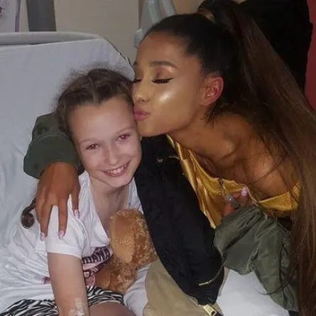 آريانا غراندي تصل إلى مانشستر، وتزور ضحايا التفجير الإرهابي في حفلها