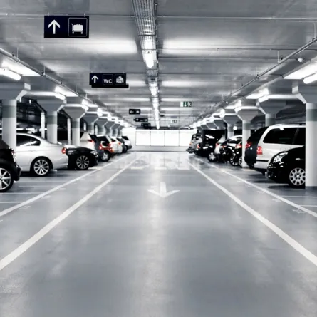 بالفيديو.. تلقي رضيعها داخل كراج للسيارات وتهرب