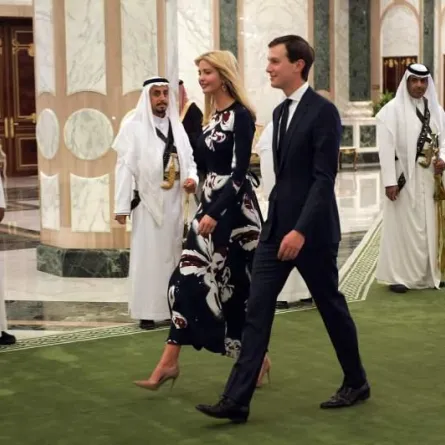 إيفانكا ترامب أمام صورة تاريخية للملك السعودي الراحل عبد العزيز آل سعود