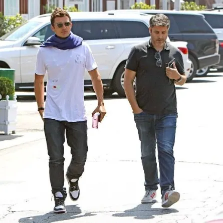 أورلاندو بلوم يرتدي رسومات ابنه الصغير