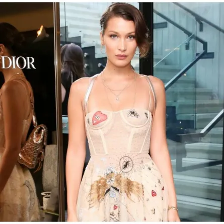 من التي سبقت بيلا حديد إلى دار ديور؟