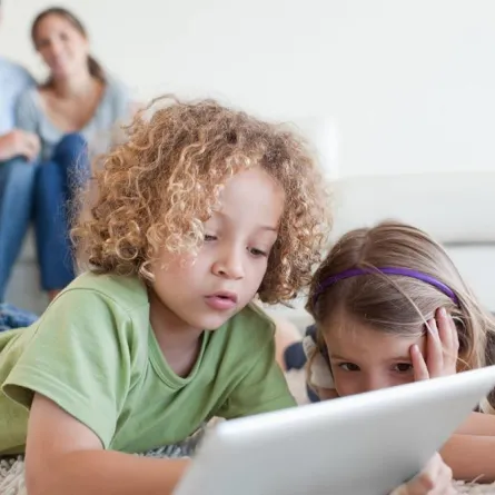 الأطفال الذكور أكثر عرضة للتنمر الإلكتروني