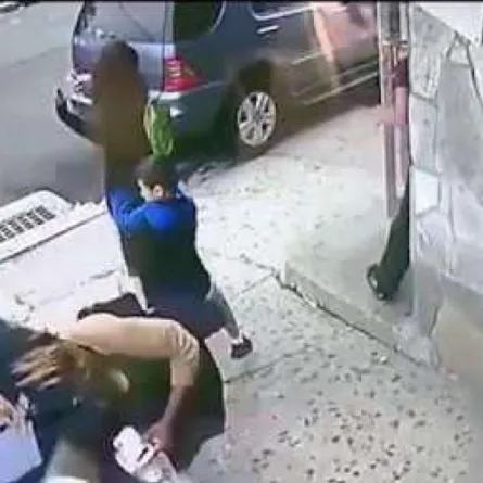 امرأة تلقي بنفسها أمام سيارة لإنقاذ طفل