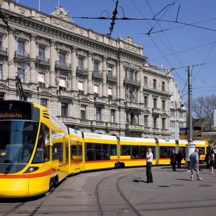 بالفيديو.. "ترام" يدعس شاباً انشغل بجواله
