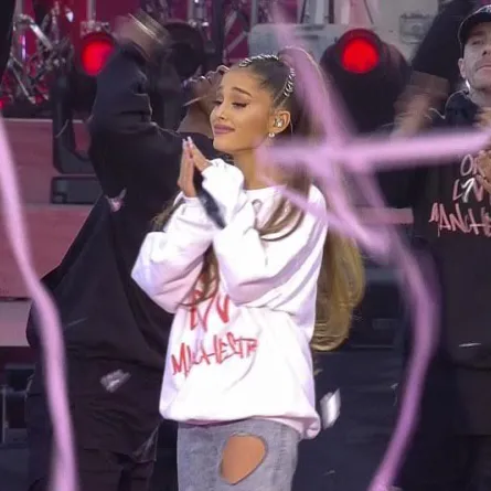 بالصور.. أريانا غراندي على مسرح مانشستر بعد أسبوعين من التفجير الإرهابي