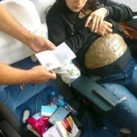 بالفيديو .. القبض على سيدة حامل بـ "3 كيلو مخدرات"