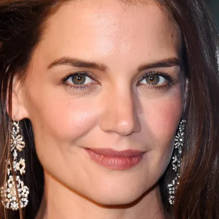 كيتي هولمز تعود إلى الجامعة برفقة جيرارد بيكيه