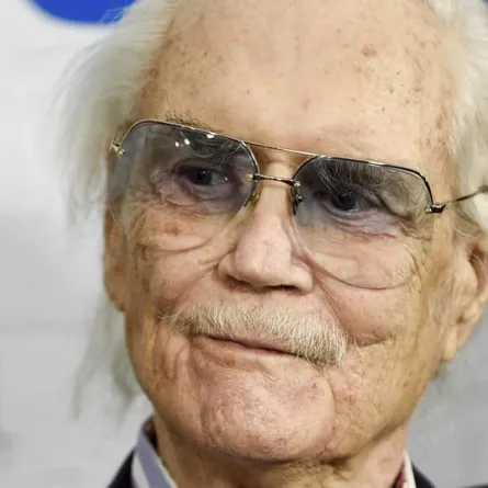 روجر سميث يفارق الحياة عن 84 عامًا