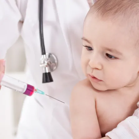 نصائح لتخفيف ألم التَّطعيم على مولودك