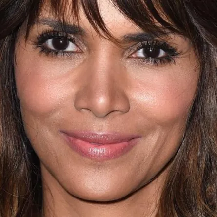 ما حقيقة حمل هالي بيري بعمر الخمسين؟