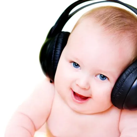 شاهدوا ردة فعل هذا الطفل عند سماعه أغنيته المفضلة