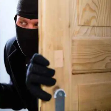 لص محترف يستعين بالشرطة لدخول شقة!