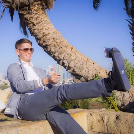 جديد الـ"موبايل": القدم بدلًا من عصا الـ"سيلفي" للصور الذاتية