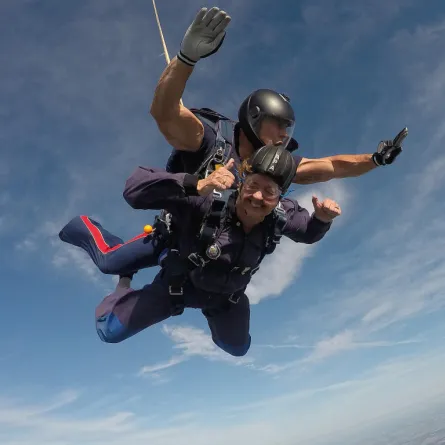 امرأة تحتفل بإنقاص وزنها بالقفز المظلي مع والدتها