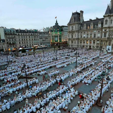 8 آلاف من الباريسيين تناولوا العشاء معاً بلباس أبيض.. لماذا؟