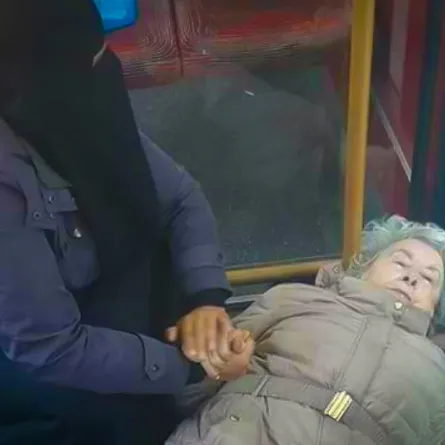 منقبة تنقذ مسنة فى لندن تشعل مواقع التواصل الاجتماعي