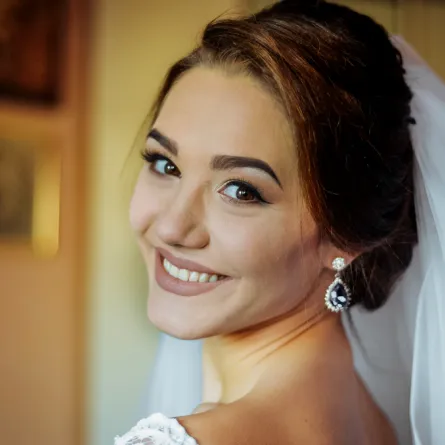 التسمير المناسب للفستان الأبيض: متى وكيف؟