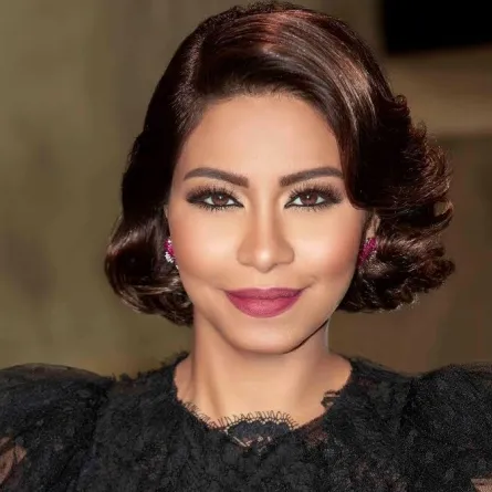 بالصور.. شيرين عبد الوهاب تدعو هؤلاء لمائدة إفطار بمنزل مستشارها الفني