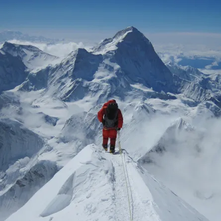 امرأة تتسلق قمّة «إيفرست» مرّتين في أقل من أسبوع واحد