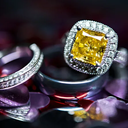 دبل زفاف يميزّها الماس الأصفر!