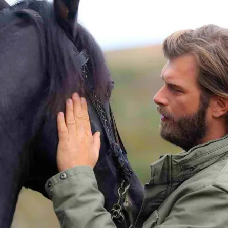 لماذا اضطر كيفانش تاتليتوغ إلى الاستعانة بدوبلير في "الشجاع والجميلة"؟