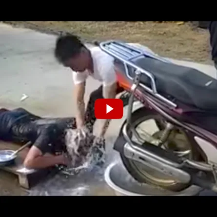 بالفيديو.. أغرب طريقة لغسل وتجفيف الشعر بالدراجة البخارية