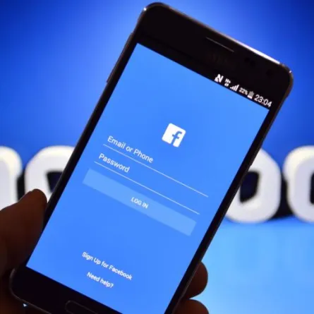 "فيس بوك" يرغب في التجسس على المستخدمين عبر هواتفهم