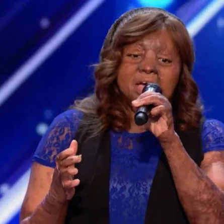 بالفيديو.. ناجية من تحطّم طائرة تُغرق مسرح America's Got Talent بالدموع