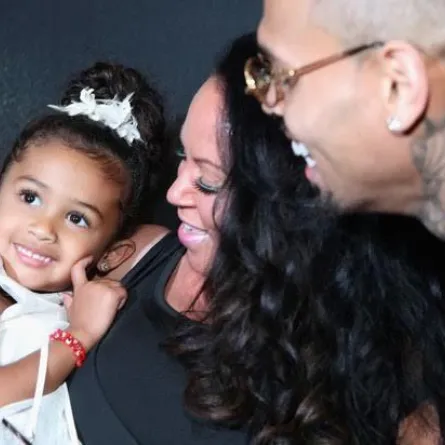 بالصور.. كريس براون يصطحب ابنته لعرض فيلمه