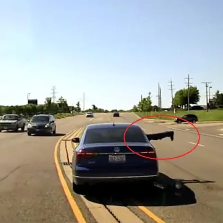 رجل يقفز داخل سيارة على الطريق السريع لينقذ سائقها