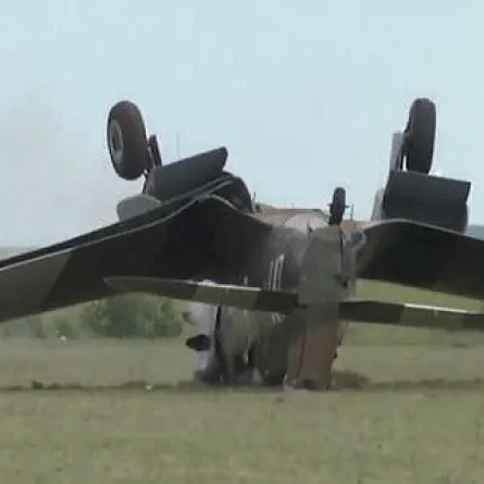 بالفيديو.. انقلاب طائرة مشاركة في الحرب العالمية الثانية أثناء إقلاعها