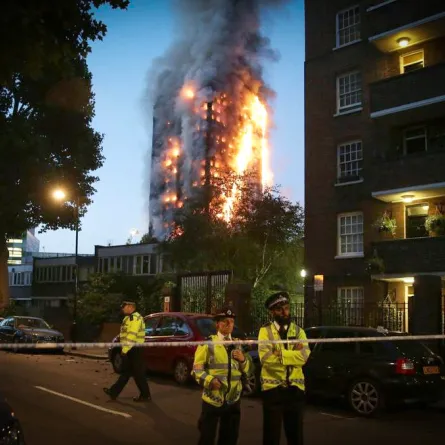 حريق كبير يلتهم بناية في لندن.. والناس يقفزون من النوافذ
