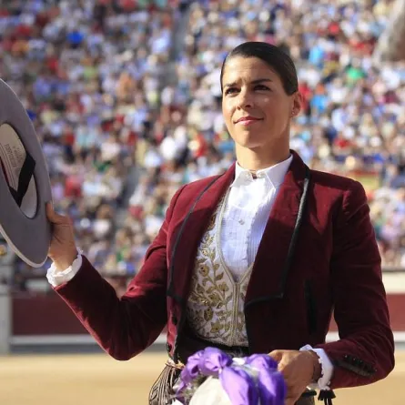 بالصور.. هكذا انتقمت مصارعة الثيران الفرنسية من الثور الهائج