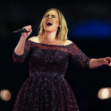 بالصور: أديل في موقع حريق مبنى لندن لمواساة الضحايا