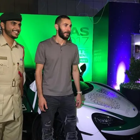 اللاعب الفرنسي كريم بنزيمة مع شرطة دبي.. ما السبب؟